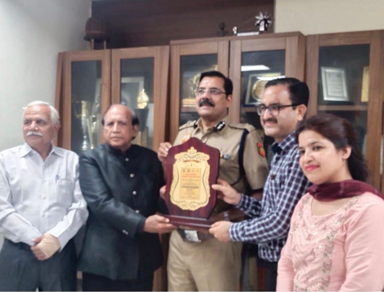 Professor Neeraj Khatri honored with National Honor Award by Sanjay Singh, Special Commissioner, Delhi Police